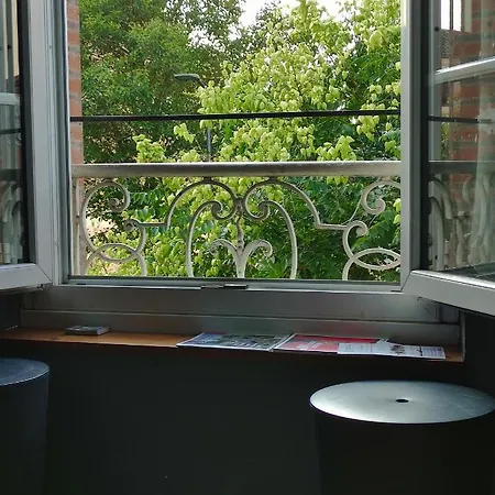 1 Ideal Salaries Nomades Apartment